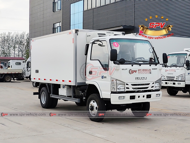 4 Tons Chiller Wagon ISUZU - Right Front Side View